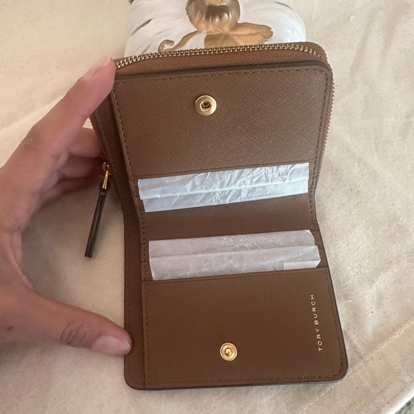 New Tory Burch Emerson leather zip around wallet - Picture 6 of 12